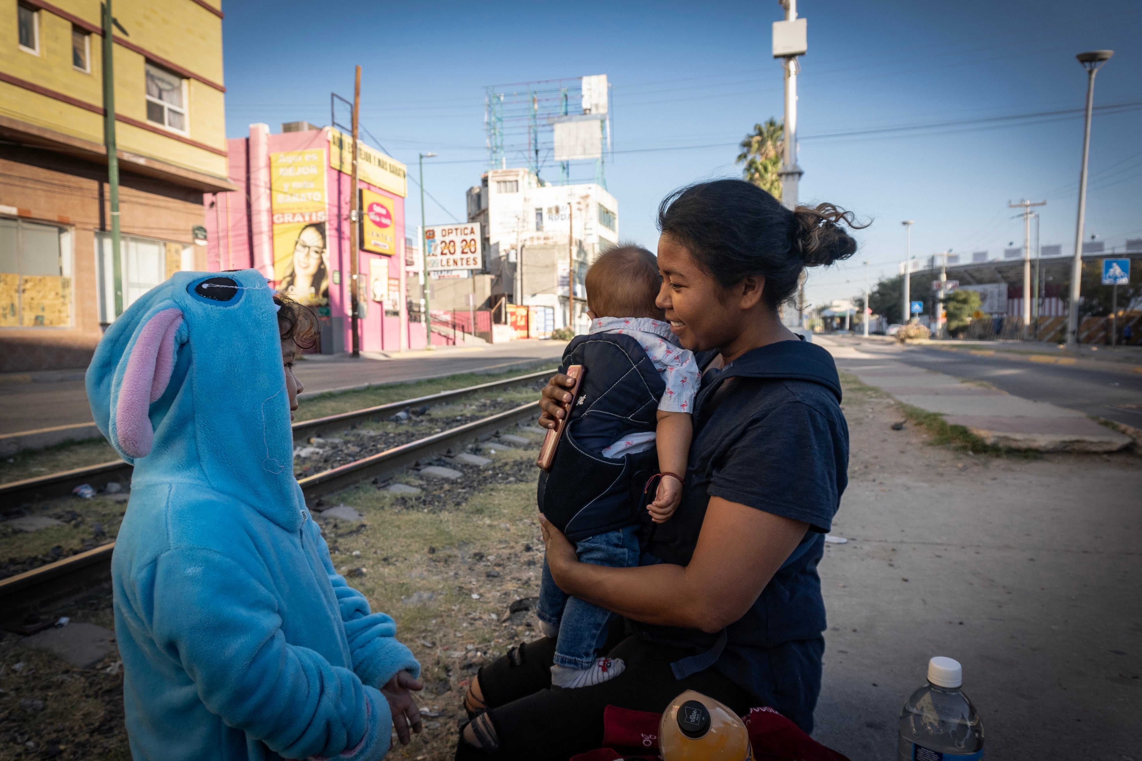 Una mujer hondureña y sus dos hijos al exterior de un albergue en Ciudad Juárez, el 12 de octubre de 2024. 