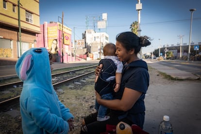 Una mujer hondureña y sus dos hijos al exterior de un albergue en Ciudad Juárez, el 12 de octubre de 2024. 