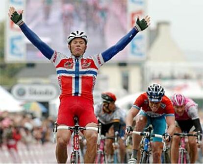 Hushovd se impone al 'sprint' en Quimper.