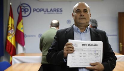 Tomás Medina, presenta los avales en la sede del PP de Castilla-La Mancha para competir por la presidencia del partido el 1 de marzo.