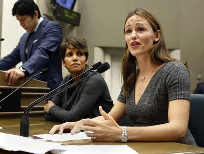 Jennifer Garner y Halle Berry, ante el comité de la asamblea judicial de California, el 14 de agosto de 2013.