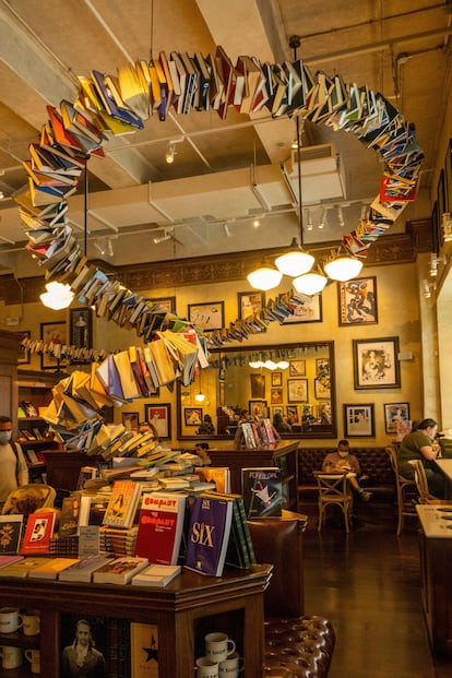 Una librería para los amantes del teatro. Fundada en 1917 (y desde 2020 en manos, entre otros, del compositor, actor y productor Lin-Manuel Miranda), Drama Book Shop es una institución cultural en Nueva York. Se ha consolidado como la mejor fuente de obras teatrales de la ciudad, con más de 8.000 títulos. Es un espacio comunitario para quienes sienten entusiasmo por las artes: estudiantes, fanáticos, profesionales del sector y artistas. En 2011, recibió un Premio Tony a la excelencia en el teatro, galardón que se otorga a personas y organizaciones no elegibles para las categorías.
