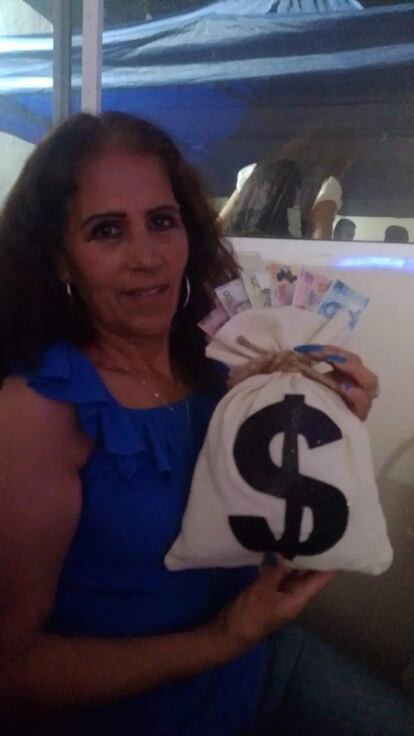 invitada a la fiesta del hijo de Irma Patricia Cuevas Ovalle sostiene una bolsa con dinero falso.
