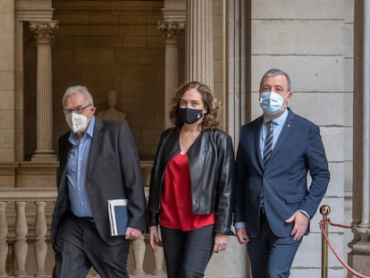 Ernest Maragall, Jaume Collboni y las alcaldesa da Colau presentan el pacto de inversión en proximidad en los distritos en febrero de 2021.