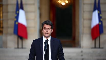 El primer ministro francés, Gabriel Attal, durante su comparecencia para valorar los sondeos electorales, esta noche en el Hotel Matignon de París.