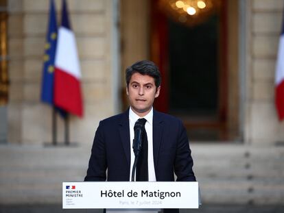 El primer ministro francés, Gabriel Attal, durante su comparecencia para valorar los sondeos electorales, esta noche en el Hotel Matignon de París.