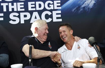 Felix Baumgartner y Joe Kittinger, detentor del anterior récord, se saludan tras el salto.