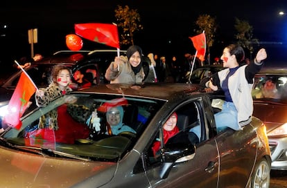 Aficionadas marroquíes celebran en el centro de Casablanca la clasificación de Marruecos a octavos del Mundial de Qatar. 