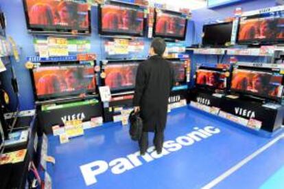 Un hombre observa unos televisores Panasonic en una tienda del centro de Tokio. EFE/Archivo