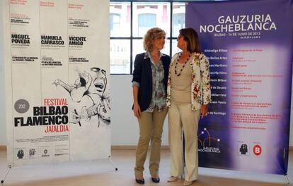 La directora de la Fundación Bilbao 700, Begoña Salinas (a la derecha), y la concejal de Cultura de Bilbao, Igone Bengoetxea, ayer en la presentación de Bilbao Flamenco y la Noche Blanca 2012.