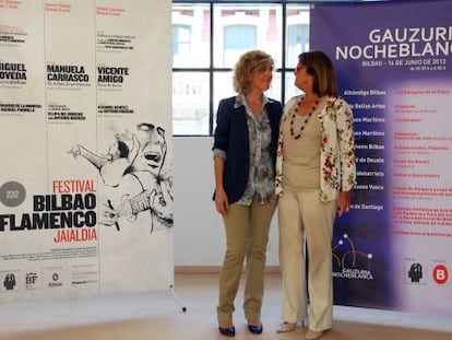 La directora de la Fundación Bilbao 700, Begoña Salinas (a la derecha), y la concejal de Cultura de Bilbao, Igone Bengoetxea, ayer en la presentación de Bilbao Flamenco y la Noche Blanca 2012.