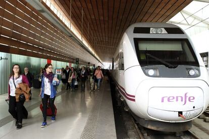 Un tren de alta velocidad parado en una estaci&oacute;n. 