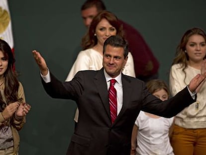 Enrique Pe&ntilde;a Nieto, acompa&ntilde;ado por su familia, celebra la victoria del PRI la noche del domingo.