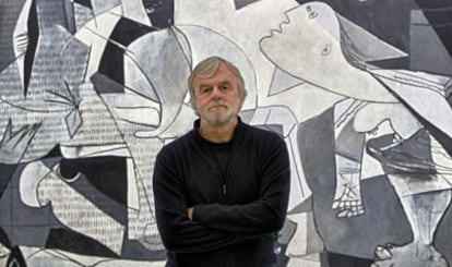 Timothy J. Clark ante 'El Guernica' en el museo Reina Sofía.