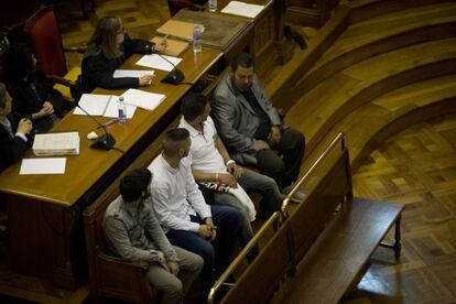 Los acusados, en el banquillo, durante el juicio por el asesinato de un senegal&eacute;s en Barcelona. 