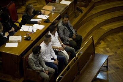 Los acusados, en el banquillo, durante el juicio por el asesinato de un senegalés en Barcelona.