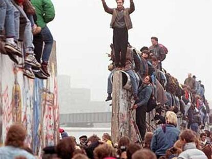 Alemanes de ambos lados celebran, en noviembre de 1989, el derrumbamiento del muro de Berlín.