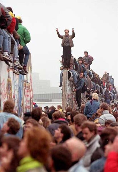 Alemanes de ambos lados celebran, en noviembre de 1989, el derrumbamiento del muro de Berlín.