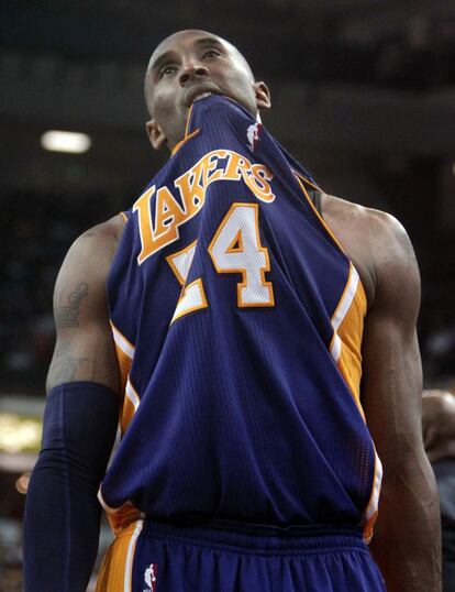 Kobe Bryant se lamenta, durante el partido ante Sacramento Kings
