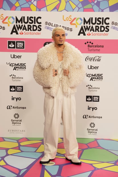 Abraham Mateo apostó por un 'total look' blanco. 