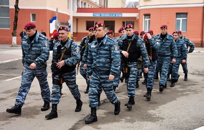 Polícia antidistúrbio ucraniana marcham na rua neste sábado em Simferopol, capital da região autônoma da Crimeia, na Ucrânia, que foi ocupada por soldados russos. O primeiro-ministro da região, Serguéi Axiónov, colocou sob seu controle todas as instituições públicas, incluindo as forças de segurança, e pediu ajuda a Putin para "restabelecer a paz".