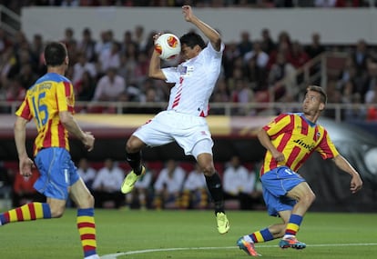 Bacca pugna con Javi Fuego y Joao Pereira durante el partido entre Sevilla y Valencia de la ida de las semifinales de la Liga Europa.