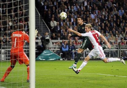 Ronaldo remata a puerta ante el danés Poulsen.