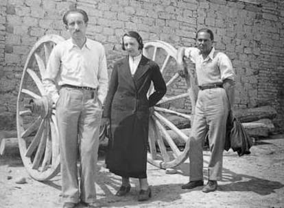 María Zambrano (centro) y Luis Cernuda (a su izquierda), en Alcolea del Tajo (Toledo), en una iniciativa de las Misiones Pedagógicas de la II República.