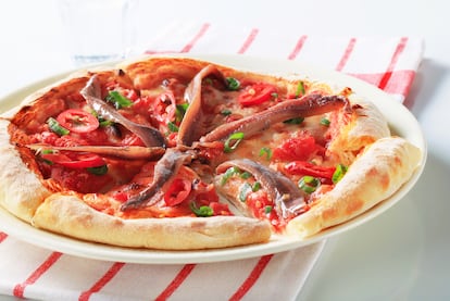 Pizza con anchoas y pimientos.