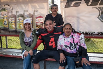 Flor de María Ramírez Escobar y Osmín Tobar junto a su esposa Lilian Raquel Oscál Chiché y su hijo Cristian Tobar Oscal en la cancha de fútbol americano de la ciudad Cayalá, Ciudad de Guatemala el 5 de octubre de 2024.