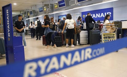 Pasajeros de Ryanair ante los mostradores de facturación en el aeropuerto de Madrid Barajas.