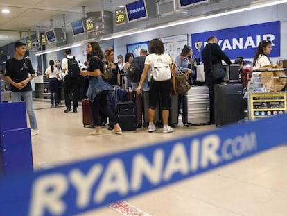 Pasajeros de Ryanair ante los mostradores de facturación en el aeropuerto de Madrid Barajas.