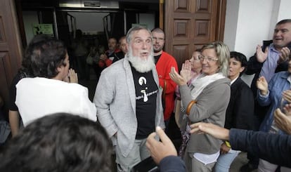 El alcalde saliente de Boimorto es aplaudido por los vecinos tras la moción de censura.