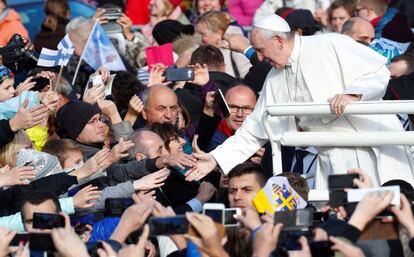 El Papa Francisco saluda a los fieles a su llegada a la Plaza de la Libertad para dirigir una Santa Misa en Tallin (Estonia).