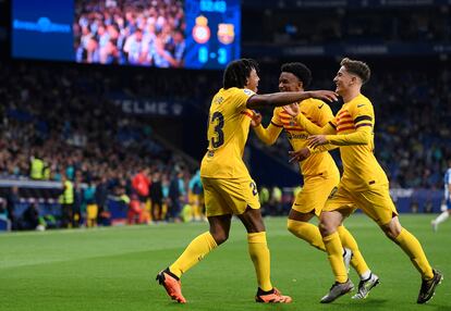 Koundé, Balde y Gavi celebran el cuarto gol del Barça en el campo del Espanyol.