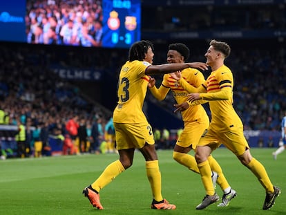 Koundé, Balde y Gavi celebran el cuarto gol del Barça en el campo del Espanyol.