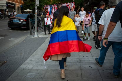 Camila Aza (Bogotá, 29 años) lleva una bandera de Colombia en su espalda antes de entrar al partido.