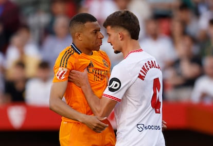 Kike Salas (derecha) se enzarza con Kylian Mbappé durante el partido entre el Sevilla y el Real Madrid.