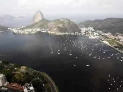 Fotografía tomada en julio de 2012 en la que se registró una panorámica del cerro del Pan de Azucar, en Río de Janeiro, Brasil. EFE/Archivo