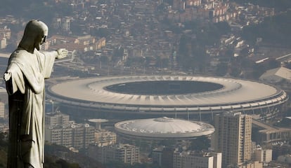 Vista aérea del estadio Maracaná, custodiado por el Cristo Redentor. Allí tendrá lugar la ceremonia de inauguración de los Juegos Olímpicos de Río de Janeiro (Brasil).