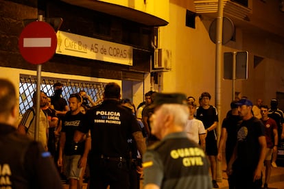 Agentes de Policía Local y Guardia Civil durante los altercados en Torre Pacheco el sábado.