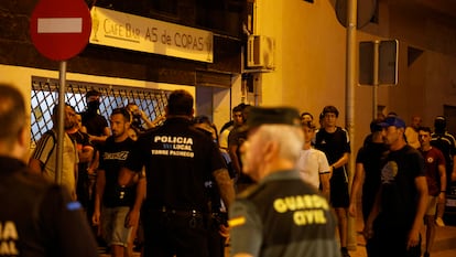 Agentes de Policía Local y Guardia Civil durante los altercados en Torre Pacheco el sábado.