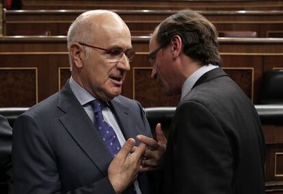Duran Lleida (CiU) y Alfonso Alonso (PP) conversan al término del pleno en el Congreso de los Diputados