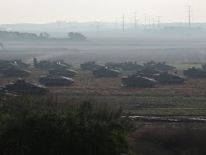 Tanques y vehículos militares israelíes toman posiciones cerca de la frontera con la franja de Gaza, este sábado.