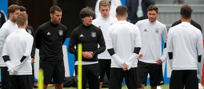 Löw dirige un entrenamiento de Alemania, en San Petersburgo.