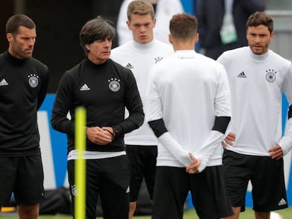 Löw dirige un entrenamiento de Alemania, en San Petersburgo.