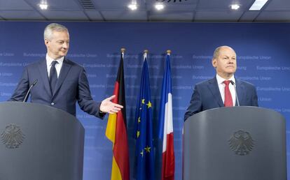 Los ministros de Finanzas de Alemania y Francia, este viernes en Bruselas.