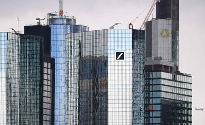 Las sedes centrales de Deutsche Bank y Commerzbank, en una imagen tomada en Fráncfort el pasado 11 de marzo. 