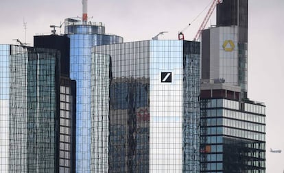Las sedes centrales de Deutsche Bank y Commerzbank, en una imagen tomada en Fráncfort el pasado 11 de marzo.