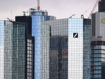 Las sedes centrales de Deutsche Bank y Commerzbank, en una imagen tomada en Fráncfort el pasado 11 de marzo. 